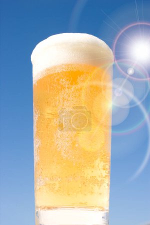 Téléchargez les photos : Verre à bière sur le fond du ciel bleu - en image libre de droit