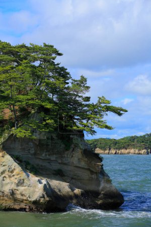 hermoso paisaje de mar e islas rocosas con exuberante vegetación verde. Islas Matsushima en la prefectura de Miyagi, Japón