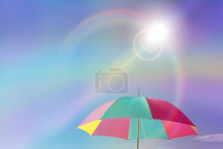 Téléchargez les photos : Arc-en-ciel et ciel avec parasol - en image libre de droit