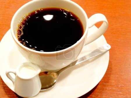 Foto de Taza de café con leche en la mesa, vista de cerca - Imagen libre de derechos