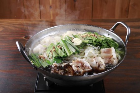 Foto de Cocina foto de olla caliente con despojos y cebollas verdes, comida japonesa - Imagen libre de derechos