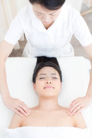 Téléchargez les photos : Belle asiatique femme obtention massage dans spa salon. - en image libre de droit