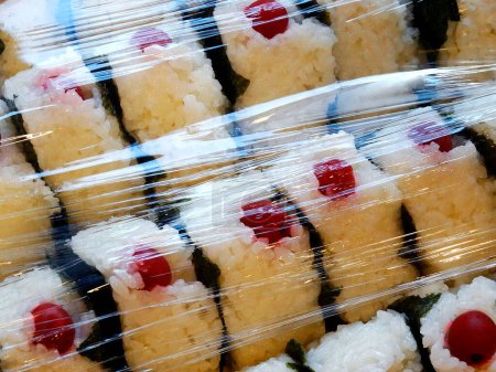 Téléchargez les photos : Rouleaux de sushi sur une plaque, vue rapprochée d'en haut - en image libre de droit