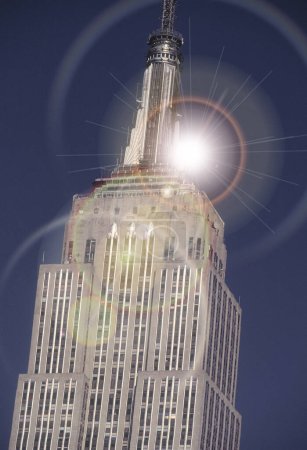 Téléchargez les photos : Arc-en-ciel dans la vue du soir sur fond de bâtiment - en image libre de droit