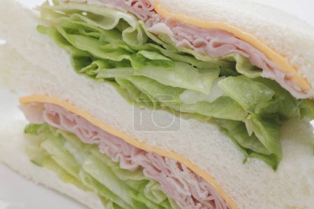 Téléchargez les photos : Sandwich au jambon et fromage sur fond, gros plan - en image libre de droit