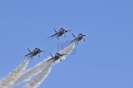 Téléchargez les photos : Équipe de la force aérienne dans le ciel bleu - en image libre de droit