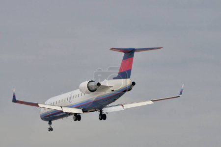Foto de Avión moderno volando en el cielo azul - Imagen libre de derechos