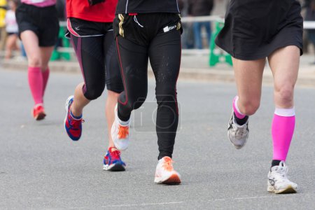 Téléchargez les photos : Concept sportif, jambes peuples course marathon fond vue - en image libre de droit