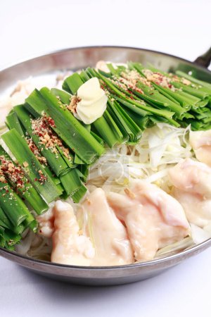 Téléchargez les photos : Cuisine photo de chaudron aux abats et oignons verts, cuisine japonaise - en image libre de droit