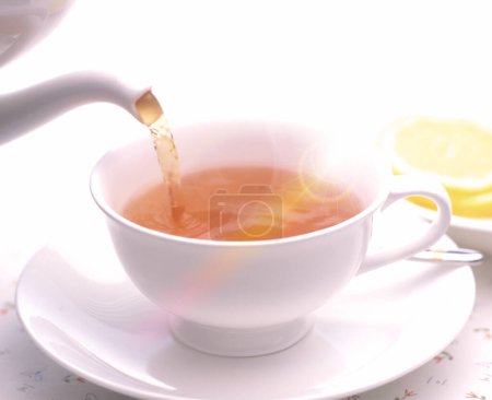 Téléchargez les photos : Glass cup of tea with lemon and mint - en image libre de droit