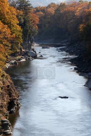 Téléchargez les photos : Beau paysage avec rivière et montagnes - en image libre de droit