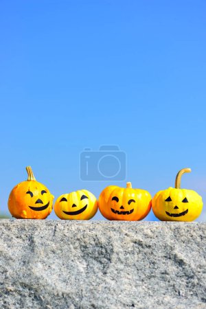 Téléchargez les photos : Gros plan de citrouilles d'Halloween, Jack o lanternes, fond d'Halloween - en image libre de droit