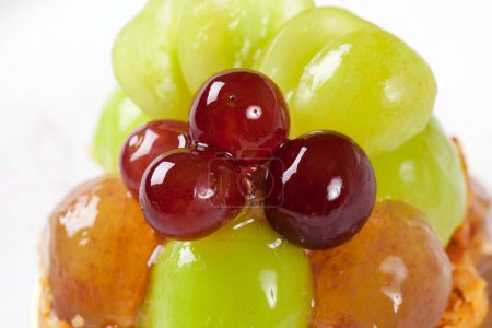 Téléchargez les photos : Dessert vue rapprochée avec raisins sur blanc - en image libre de droit