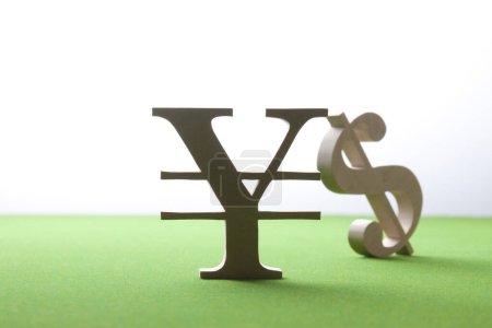 Foto de Signos de moneda de madera del yen japonés y el dólar estadounidense - Imagen libre de derechos