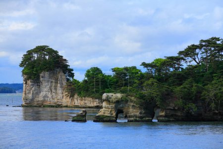 wunderschöne Landschaft von Meer und felsiger Küste. Matsushima-Inseln in der Präfektur Miyagi, Japan