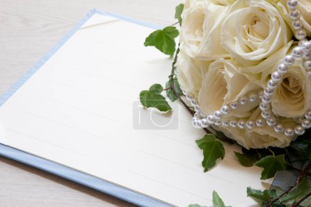 Foto de Ramo de novia hecho de rosas blancas - Imagen libre de derechos