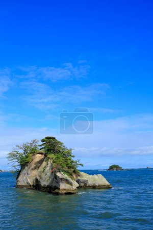 schöne Landschaft mit Meer und felsigen Inseln mit üppiger grüner Vegetation. Matsushima-Inseln in der Präfektur Miyagi, Japan