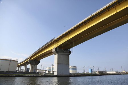Téléchargez les photos : Vue du pont sur la rivière dans la zone industrielle - en image libre de droit