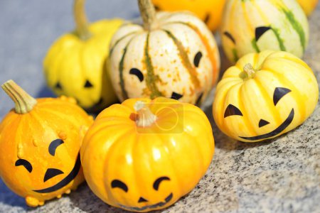 Téléchargez les photos : Gros plan de citrouilles d'Halloween, Jack o lanternes, fond d'Halloween - en image libre de droit