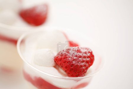 Téléchargez les photos : Desserts aux fraises fraîches avec crème glacée dans les verres sur fond, gros plan - en image libre de droit