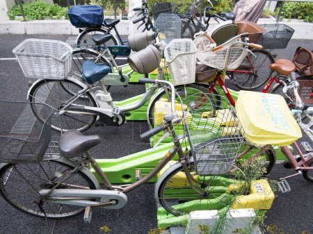 Foto de Muchas bicicletas estacionadas en la ciudad - Imagen libre de derechos