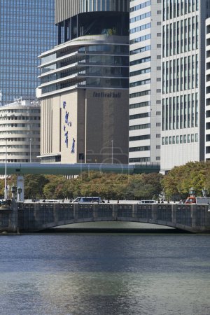 Téléchargez les photos : Paysage urbain avec des immeubles de bureaux modernes dans le centre de la ville japonaise - en image libre de droit