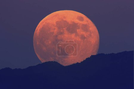 Foto de Luna llena grande que sube sobre montañas - Imagen libre de derechos