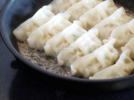 Téléchargez les photos : Boulettes de gyoza bouillies, nourriture chinoise - en image libre de droit