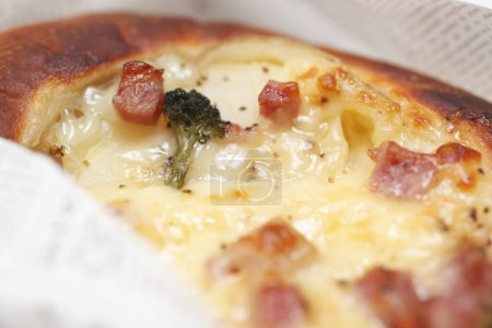 Téléchargez les photos : Délicieuse pizza avec boîte, gros plan - en image libre de droit