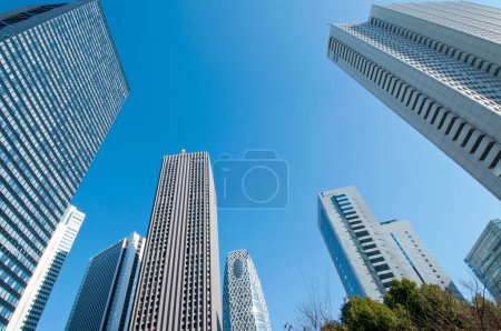 Téléchargez les photos : Vue à angle bas des bâtiments modernes dans la ville urbaine contre ciel bleu - en image libre de droit