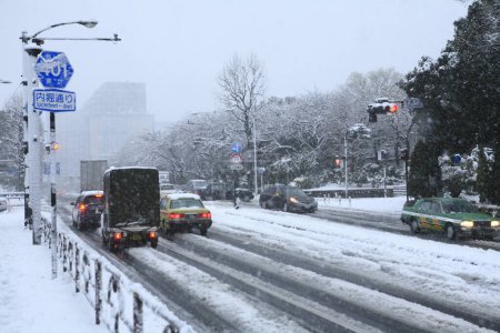 Foto de Tráfico en la calle nevada en la ciudad de Tokio, Japón - Imagen libre de derechos