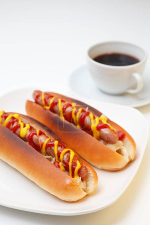 Téléchargez les photos : Vue rapprochée de hot-dogs savoureux avec ketchup et moutarde - en image libre de droit