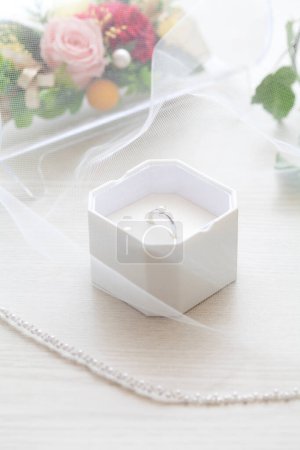 Foto de Hermoso anillo de boda en caja blanca - Imagen libre de derechos