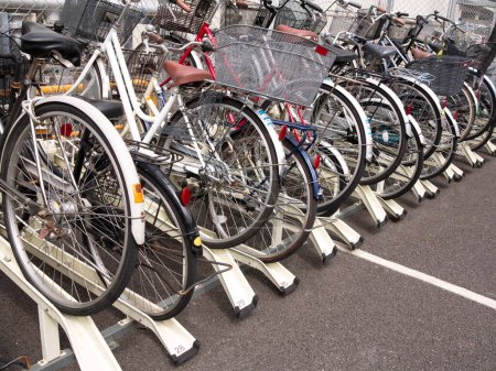 Téléchargez les photos : De nombreux vélos garés dans la ville - en image libre de droit