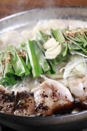 Téléchargez les photos : Cuisine photo de chaudron aux abats et oignons verts, cuisine japonaise - en image libre de droit