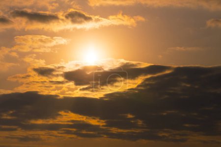 Téléchargez les photos : Coucher de soleil spectaculaire ciel du soir avec nuages, fond de la nature - en image libre de droit