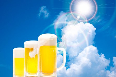 Téléchargez les photos : Verres à bière contre ciel bleu vue - en image libre de droit
