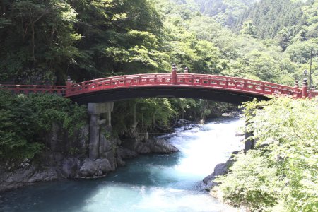 Téléchargez les photos : Un pont de la rivière dans les montagnes - en image libre de droit