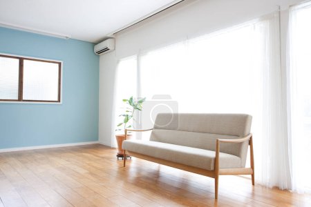 Téléchargez les photos : Plan intérieur de belle maison moderne avec canapé élégant - en image libre de droit