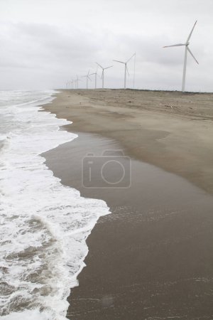 Foto de Aerogeneradores en la playa del océano ventoso - Imagen libre de derechos