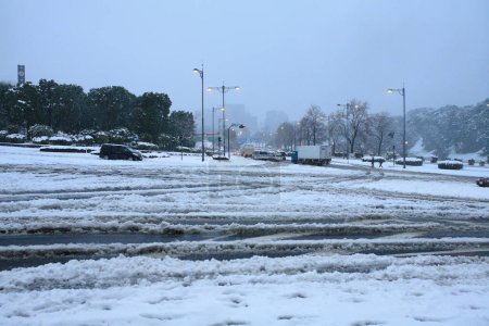 Téléchargez les photos : Voitures couvertes de neige et route en ville, fortes chutes de neige en hiver - en image libre de droit