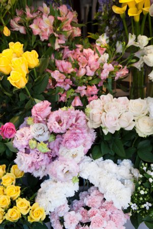 Foto de Tienda de flores con muchos ramos de flores coloridos hermosos - Imagen libre de derechos