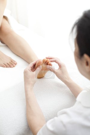Téléchargez les photos : Femme obtenir massage des pieds au salon de spa - en image libre de droit