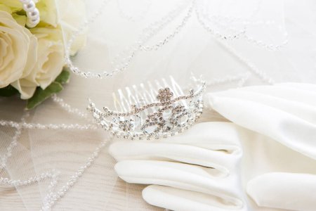 Téléchargez les photos : Mariage, célébrer concept avec couronne d'argent - en image libre de droit