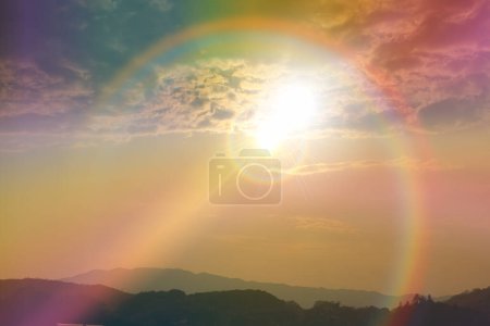 Téléchargez les photos : Soleil brillant sur les montagnes - en image libre de droit