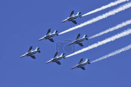 Foto de Equipo de la fuerza aérea en el cielo azul - Imagen libre de derechos
