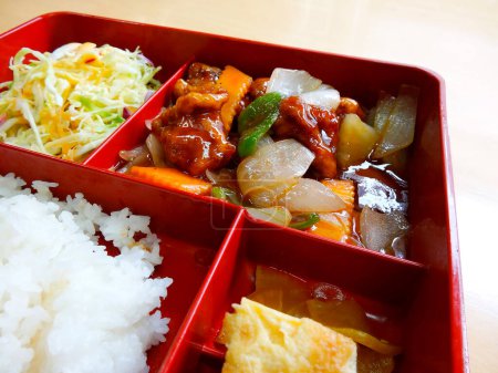 Foto de La foto de la cocina de la comida surtida japonesa en la caja - Imagen libre de derechos