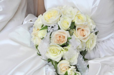 Foto de Vista de cerca de la novia sosteniendo ramo de boda blanco - Imagen libre de derechos