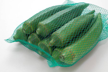 Téléchargez les photos : Légumes frais Okra isolés sur fond blanc - en image libre de droit
