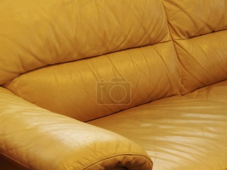 Foto de Sofá de cuero amarillo fondo, de cerca - Imagen libre de derechos